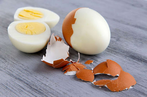 Trứng gà có tác dụng tốt trong việc điều trị làm tan máu bầm ở mí mắt