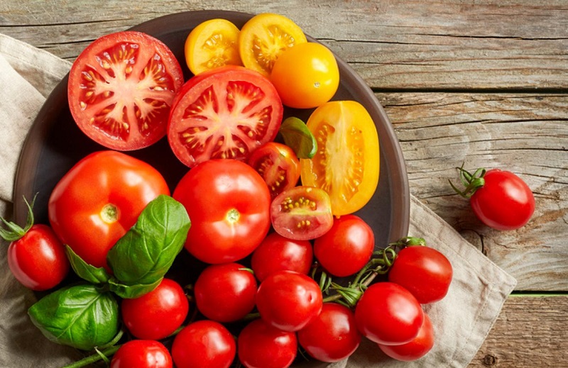 Cà chua giúp môi lên màu như ý sau khi xăm